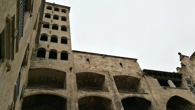 Co zobaczyć w Barri Gotic w Barcelonie - Placa del Rei