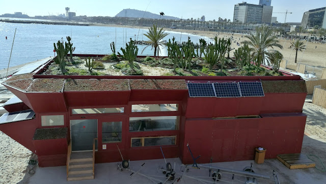 Co zobaczyć w Barcelonie rowerem - Nowoczesny ogród na dachu przy plaży