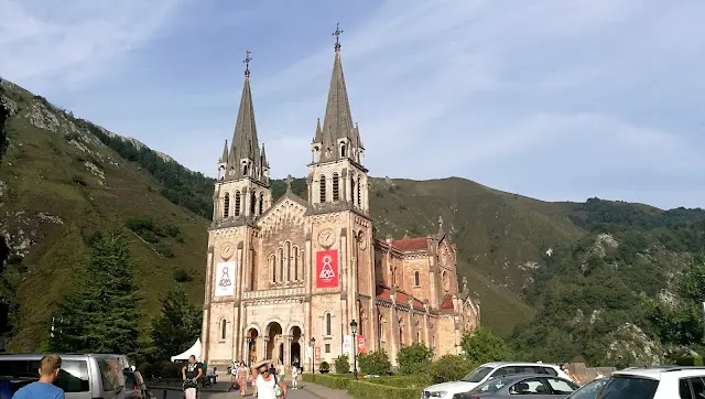 co zwiedzić w Asturii - Basílica de Santa María la Real de Covadonga