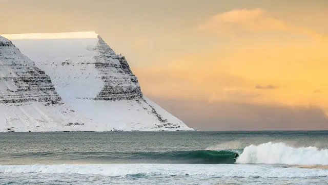 Under the artic sky - film o surfingu na Islandii