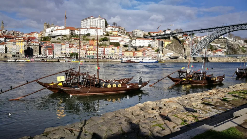 Co zobaczyć w Porto - łodzie wypełnione beczkami wina porto na rzece Duero