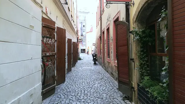 Wąskie uliczki w Pradze