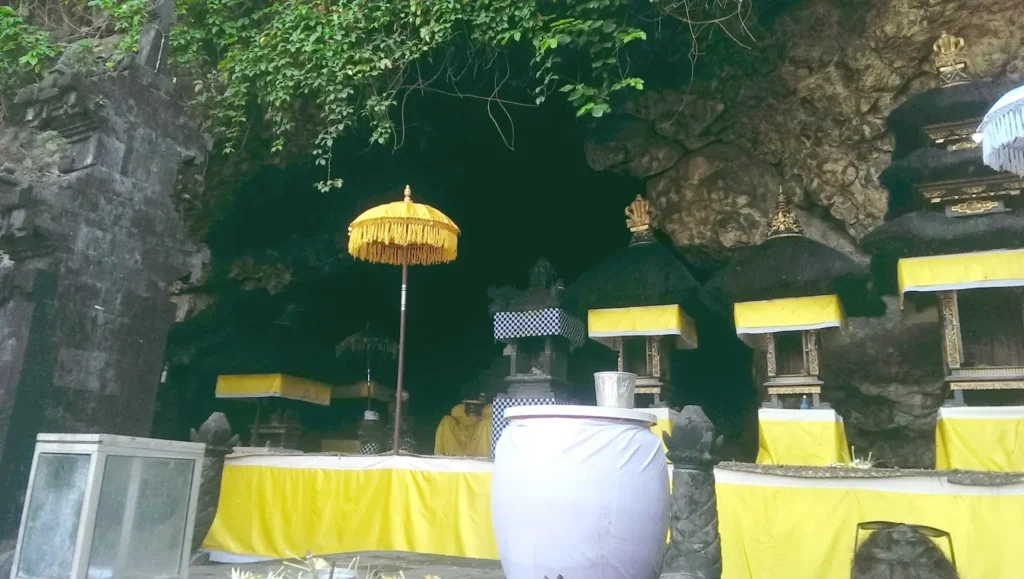 Jaskinia w świątyni Pura Goa Lawah