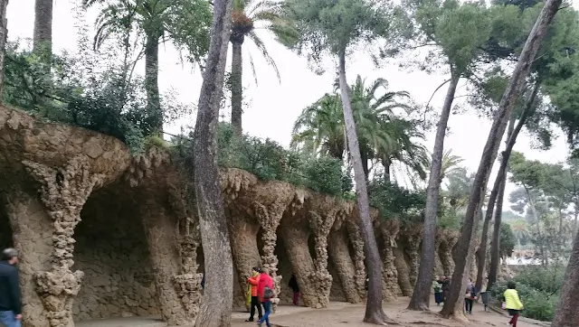Naturalne kolumny w Parku Guella