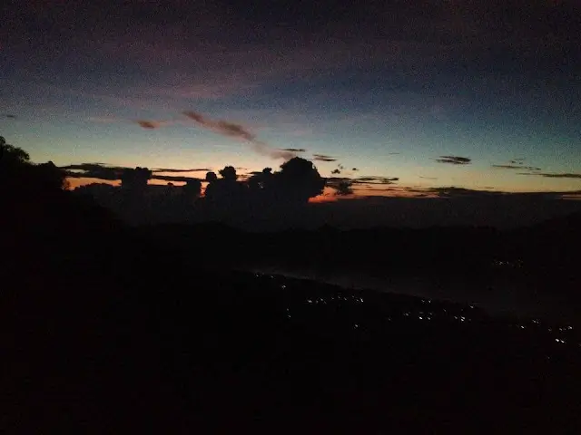 Nocny widok z wulkanu na Bali