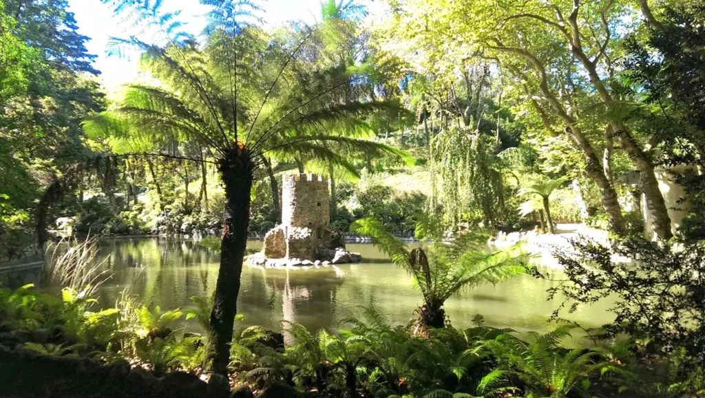 Jeziora w parku przy Pałacu de la Pena w Sintrze