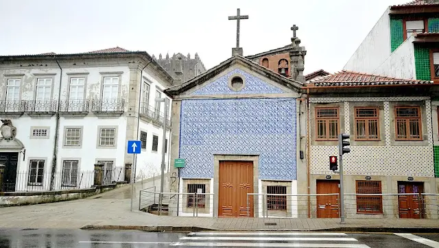 budynki w kaflach azulejos - Kościół w Porto