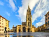 Katedra San Salvador w Oviedo - gotycka wieża i fasada na Plaza Alfonso II