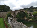 Most Rzymski w Cangas de Onís z Krzyżem Wiktorii - symbol asturyjskiej rekonkwisty