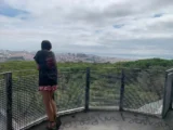 widok na Lizbonę z tarasu Panorâmico de Monsanto - panorama miasta z parku leśnego