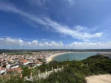 panorama zatoki São Martinho do Porto z punktu widokowego - widoczny kształt muszli i plaża